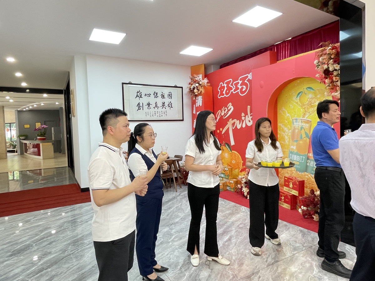 肇慶市銀監(jiān)領(lǐng)導(dǎo)（工廠參觀）